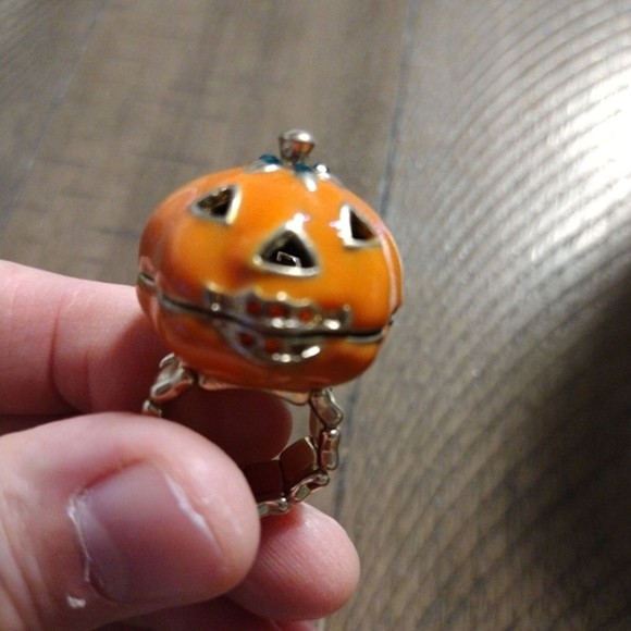 Jack O Lantern Loocket Ring - Picture 8 of 10